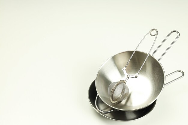 Utensile da cucina su sfondo bianco, spazio per il testo.