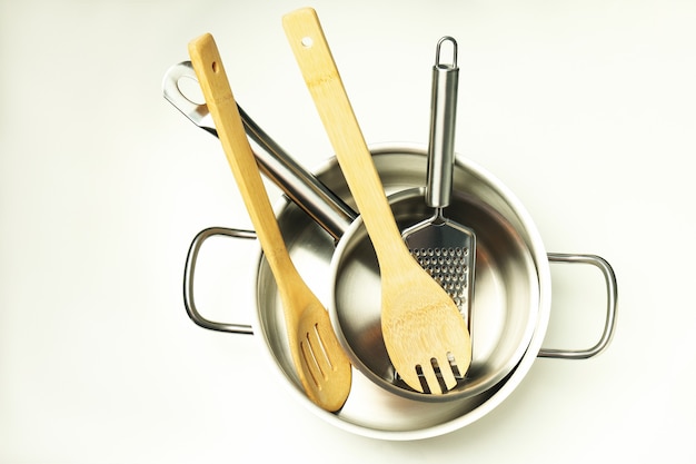 Utensile da cucina su sfondo bianco, vista dall'alto.