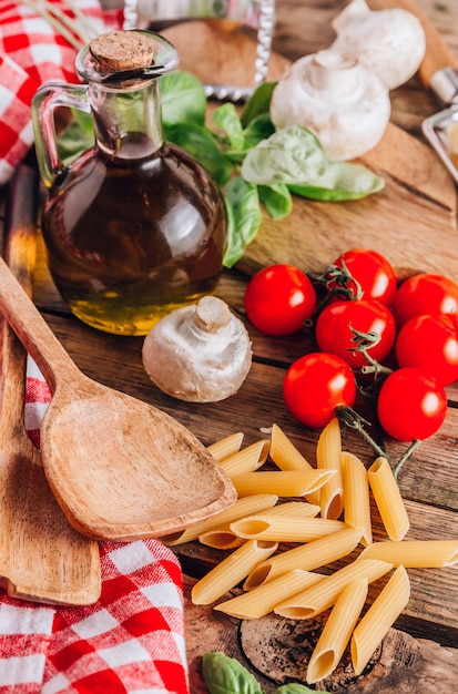 Utensili da cucina e ingredienti per la cucina italiana sul tavolo di legno