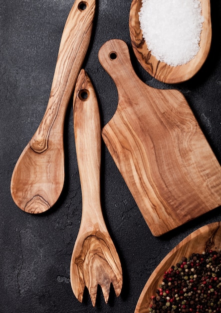 Utensili da cucina in legno con tagliere