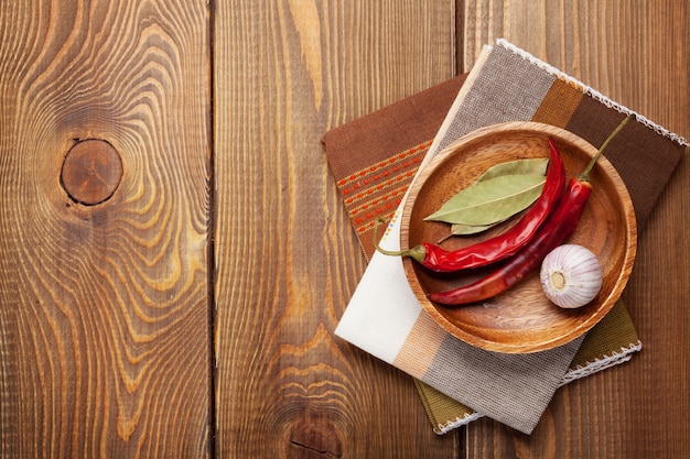 Utensili da cucina in legno e spezie su sfondo tavolo in legno con spazio copia