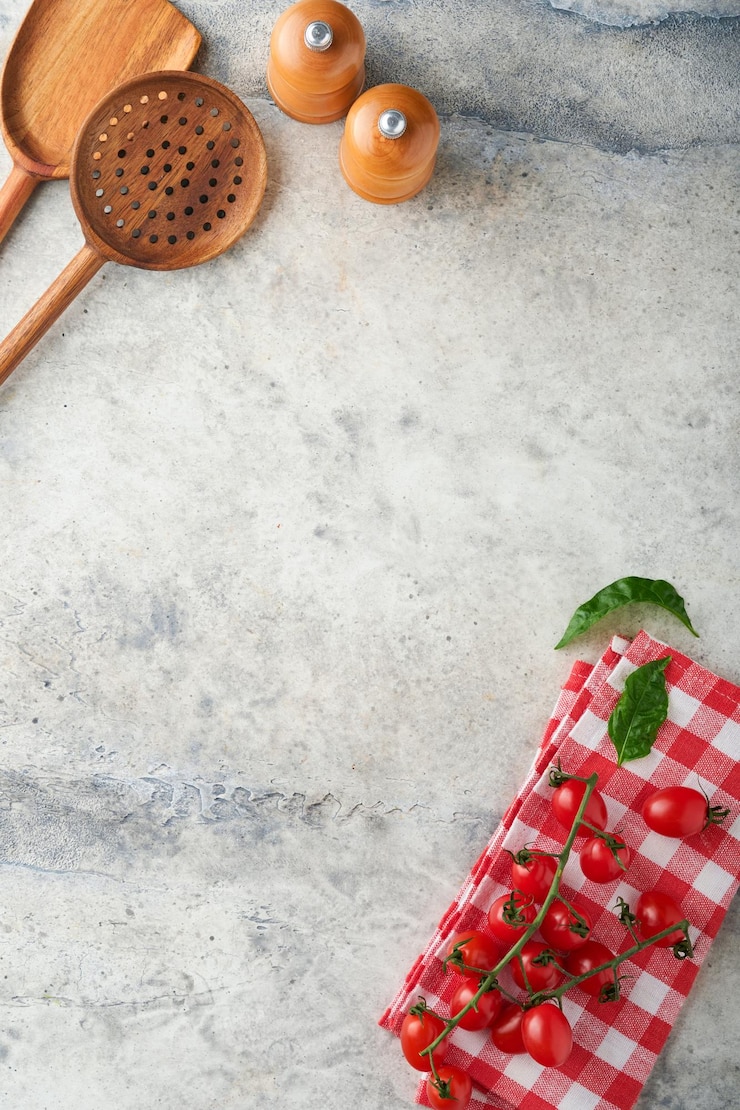 Foto utensili da cucina in legno foglie di basilico e spezie su sfondo grigio antico sfondo di cibo astratto vista dall'alto del tavolo da cucina rustico scuro con cornice di cucchiaio da cucina in legno banner per il tuo design