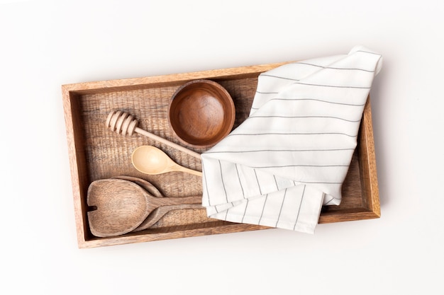 Utensili da cucina in legno su bianco