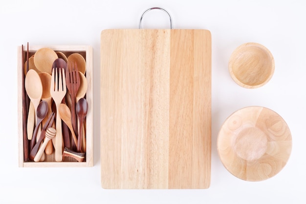 Utensili da cucina in legno su sfondo bianco da tavola