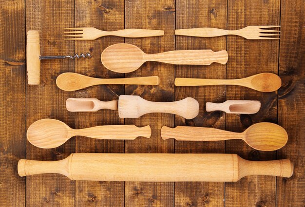 Utensili da cucina in legno sul primo piano della tavola