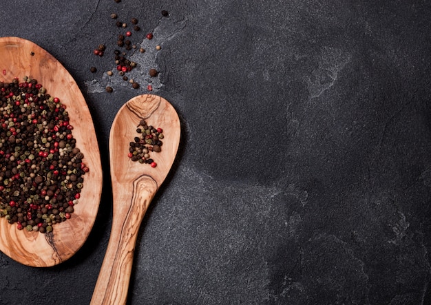 Utensili da cucina in legno sul tavolo di pietra