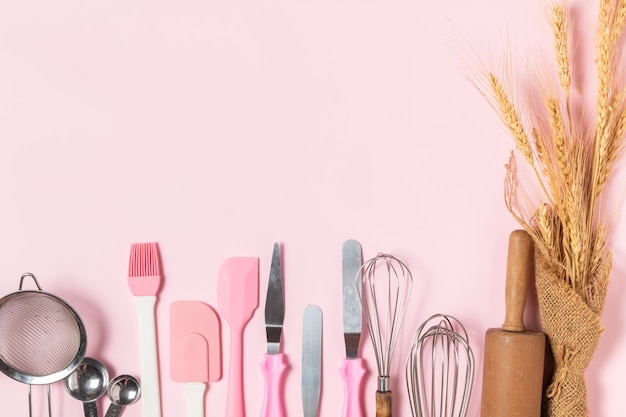 Utensili da cucina per pasticceria su sfondo rosa,