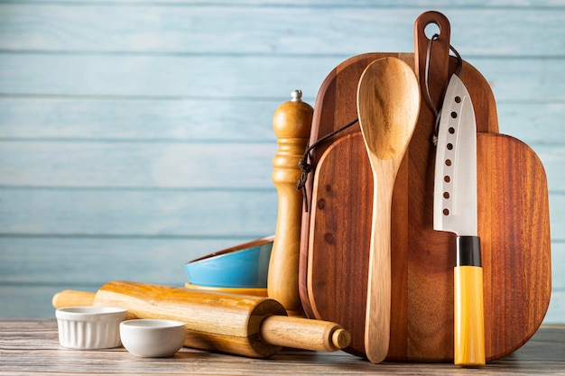 Utensili da cucina su fondo in legno