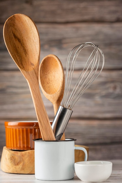 Utensili da cucina su fondo in legno