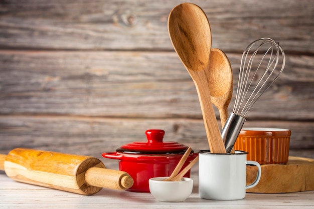 Utensili da cucina su fondo in legno