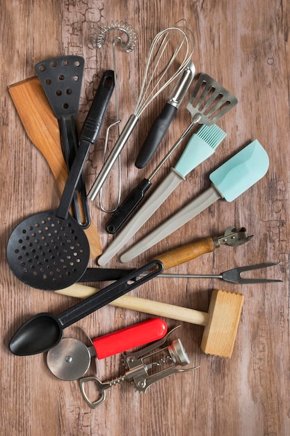 Utensili da cucina su fondo in legno