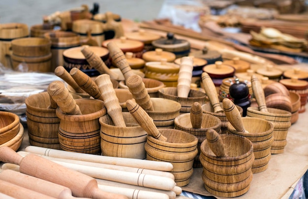 Utensili da cucina vintage in legno fatti a mano in vendita al mercato Vari utensili da cucina in legno