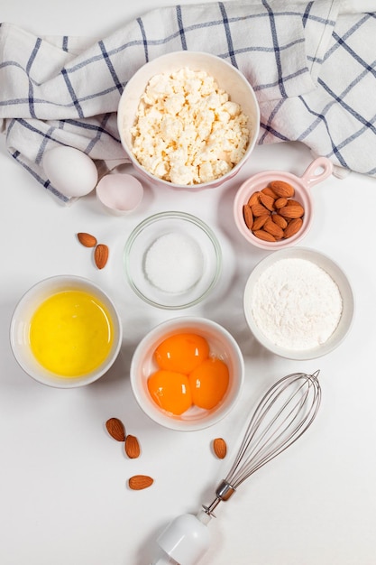 Utensili da forno e ingredienti da cucina per crostate, biscotti, pasta e pasticceria. Piatto con uova, farina, zucchero, ricotta