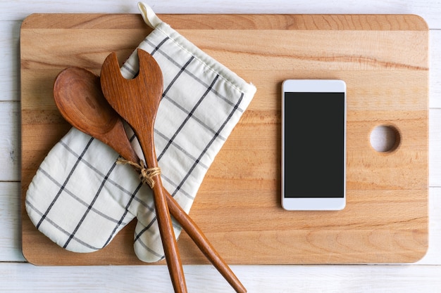 Utensili della cucina su fondo di legno con lo spazio della copia