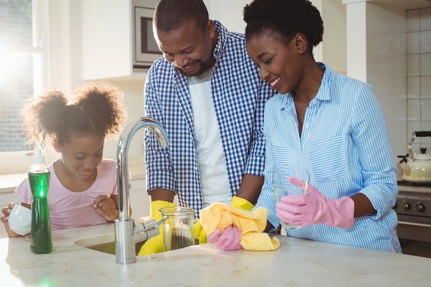 Utensili di lavaggio della famiglia nel lavandino della cucina