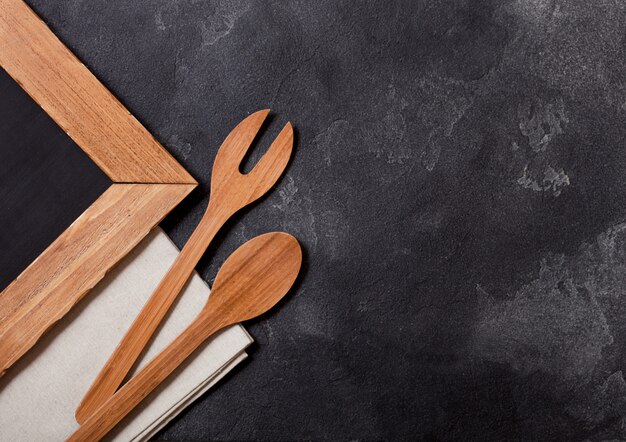 Utensili di legno della cucina d'annata con il menu del gesso