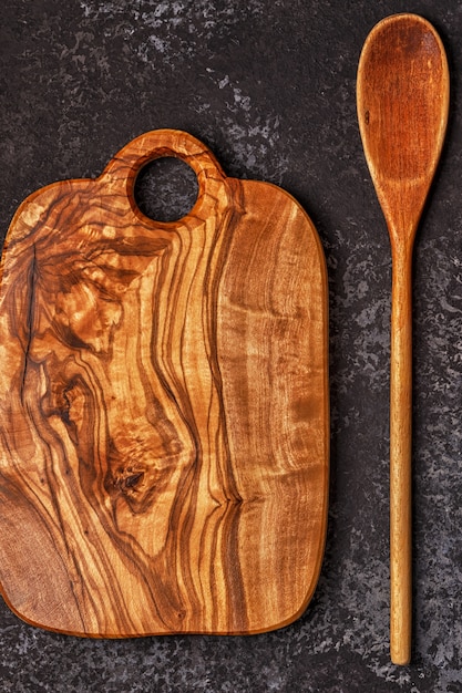 Utensili in legno sul tavolo scuro