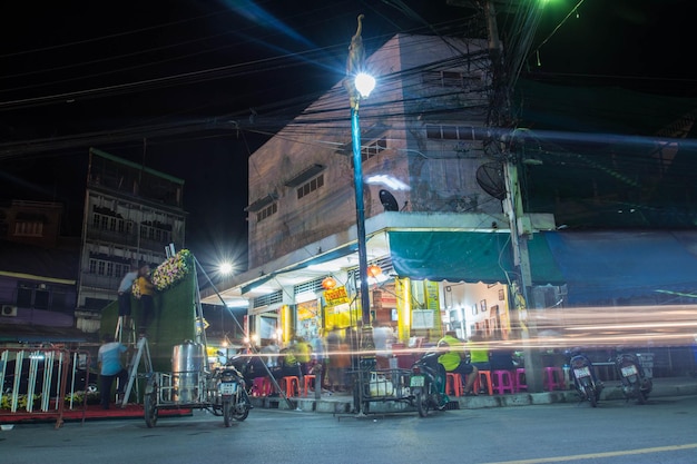 Uthai Thani, Thailandia - 30 dicembre 2018: Vecchio edificio e waiking street a Uthai Thani, Thailandia di notte