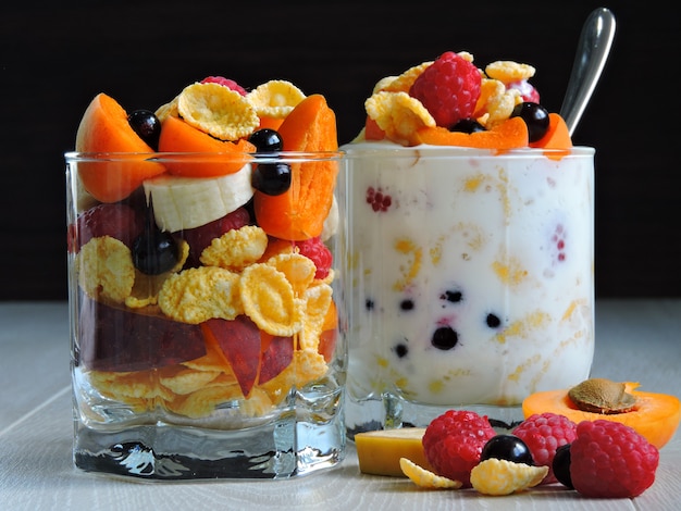 Utile colazione con scaglie di frutti di bosco e yogurt. Scaglie di frutti di bosco.