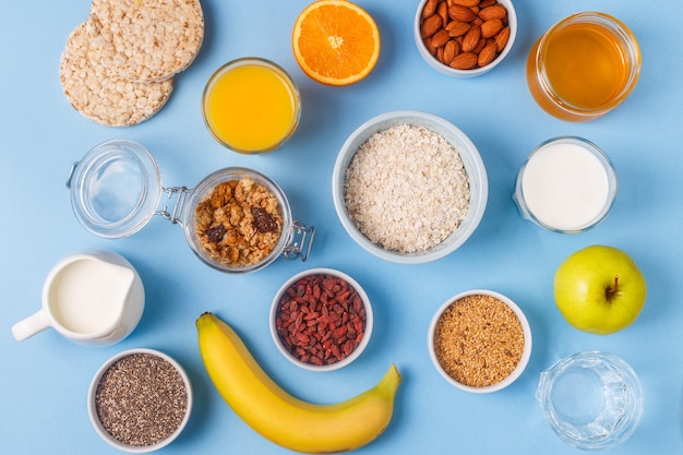 Utile colazione su sfondo blu pastello