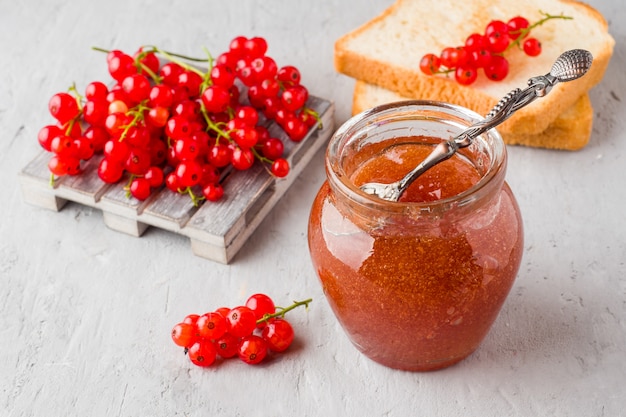 Utile marmellata di ribes in un barattolo di vetro.