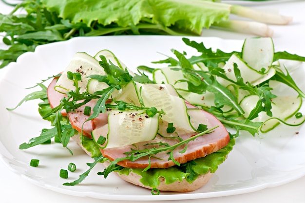 Utile panino con prosciutto ed erbe aromatiche