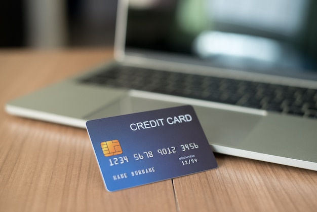 Utilizza le carte di credito e i Macbook per acquistare - immagini