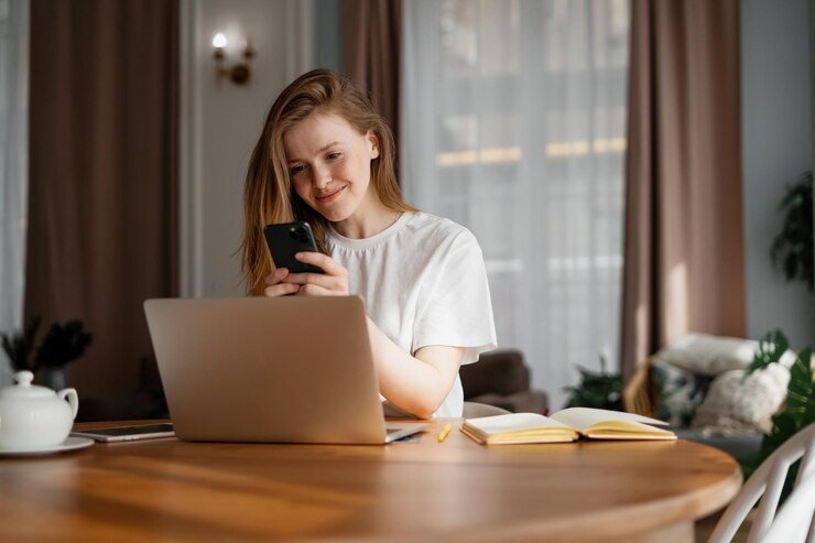 Foto utilizza un computer portatile e un sito internet formazione di apprendimento online di giovani donne freelance a casa