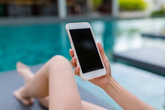 Utilizzando il cellulare in piscina