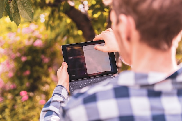 Utilizzo di gadget tecnologici moderni in giardino con linee e punti