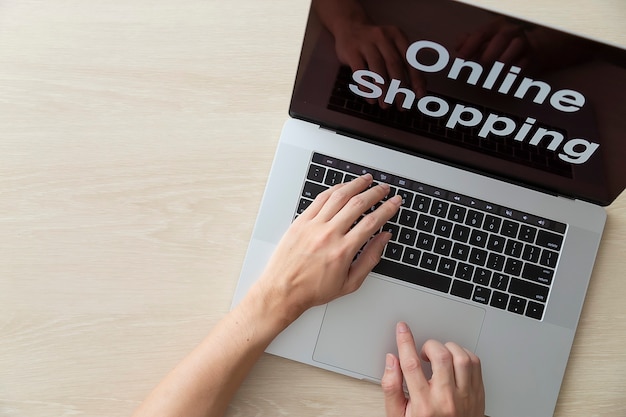 Utilizzo di laptop per lo shopping online