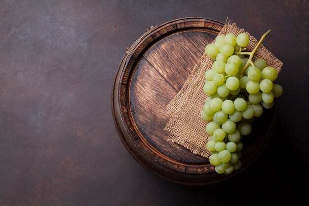 Uva bianca su vecchia botte di vino