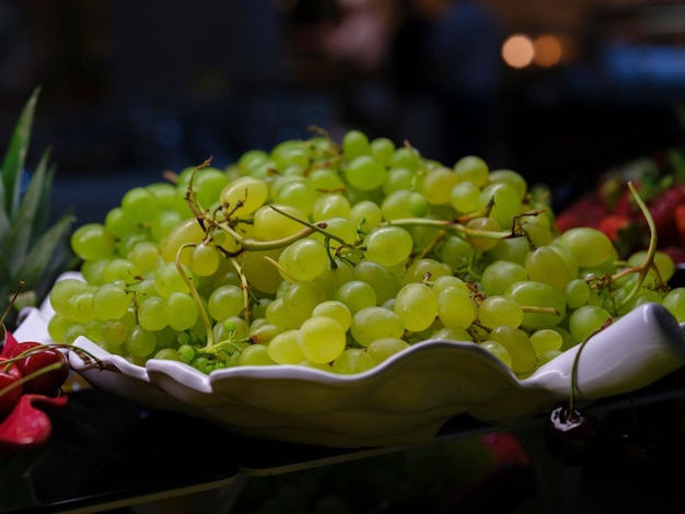 Uva deliziosa e fresca al mercato