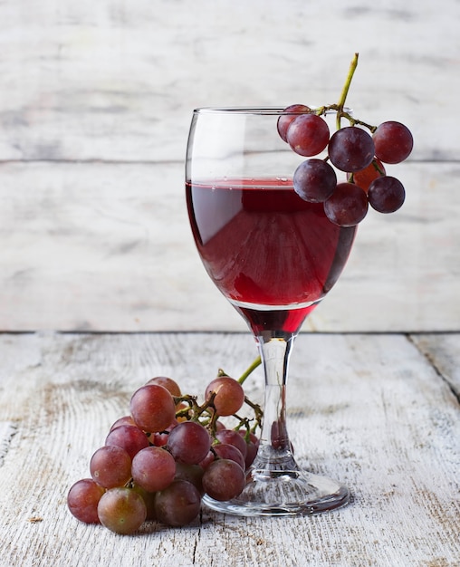 Uva e bicchiere di vino rosso