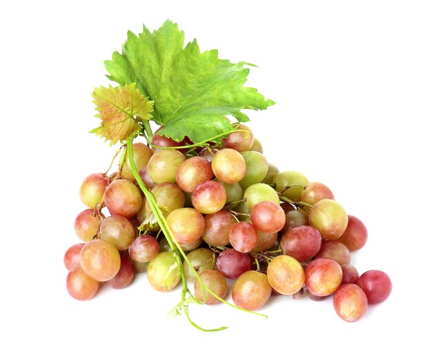 Uva fresca saporita su bianco