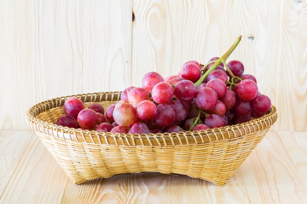 Uva in un vassoio di frutta