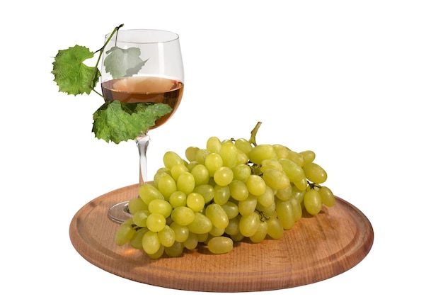 Uva matura con un bicchiere di succo d'uva su sfondo bianco