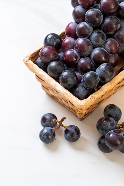 uva nera fresca su sfondo bianco