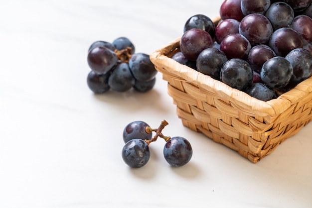 uva nera fresca su sfondo bianco