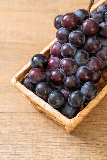 uva nera fresca su sfondo bianco