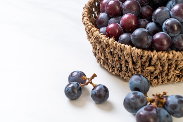 uva nera fresca sul tavolo bianco