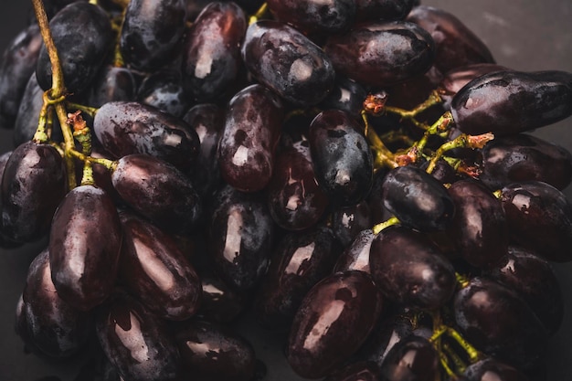 Uva nera isolata su sfondo nero