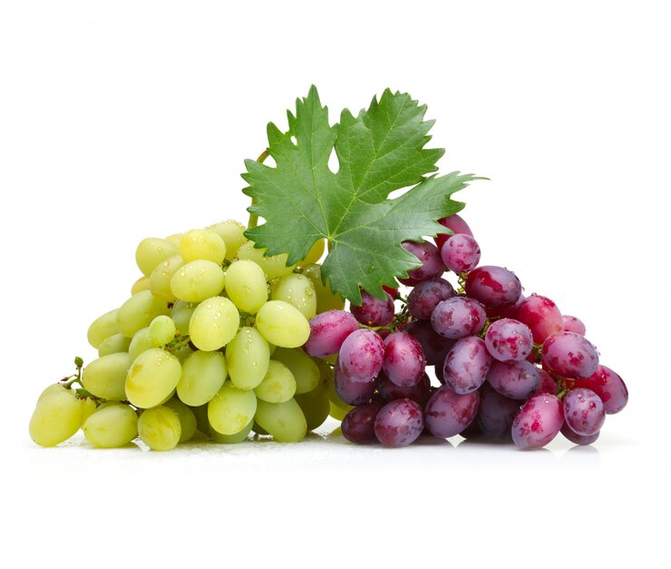 Foto uva rosa e verde fresca con la foglia