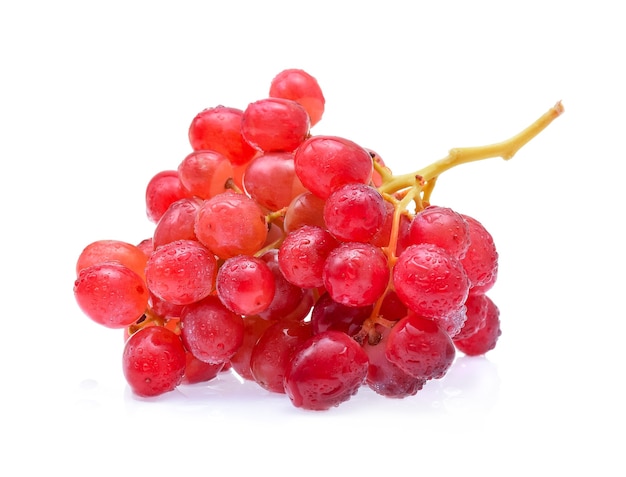 Uva rossa con gocce d'acqua isolati su sfondo bianco.