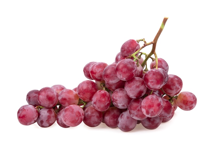 Foto uva rossa fresca isolata su fondo bianco