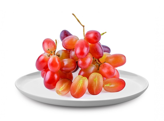 Uva rossa su un piatto bianco