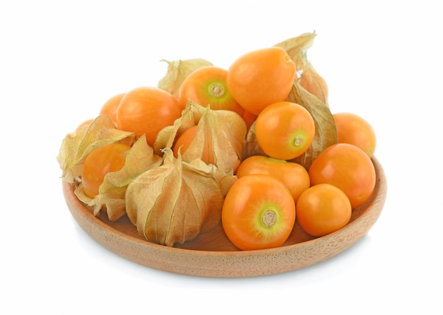 Uva spina di capo (physalis) in tazze di legno isolate su fondo bianco.