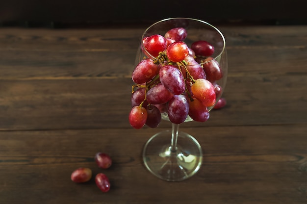 Uva succosa fresca in un bicchiere