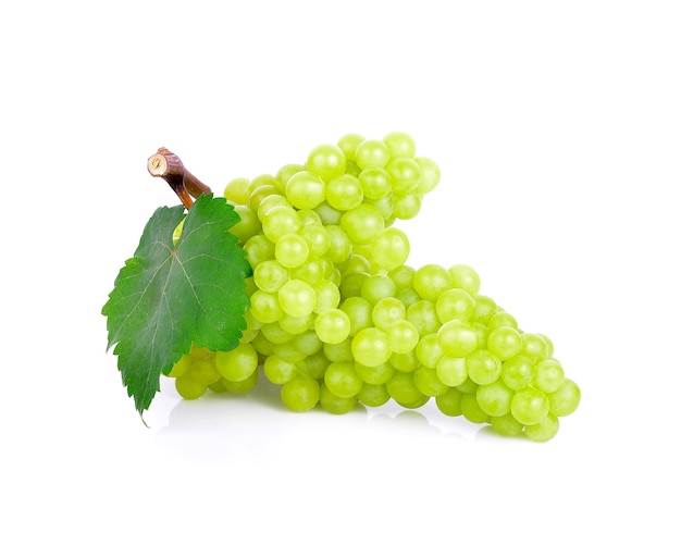 Uva verde fresca con foglie. Isolato su sfondo bianco.