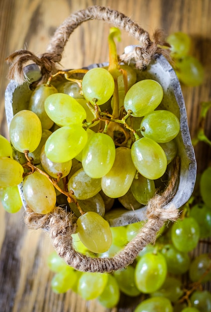 Uva verde in un cesto su un tavolo